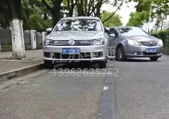 車停在車位也被貼處罰單子？交通警察：這三種停車方式也算違規(guī)！